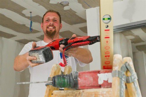 Am Bau lernen die Lehrlinge den Umgang mit verschiedensten Werkzeugen. Die Ausbildung bei raumwerk ist daher individuell. Foto: Steurer