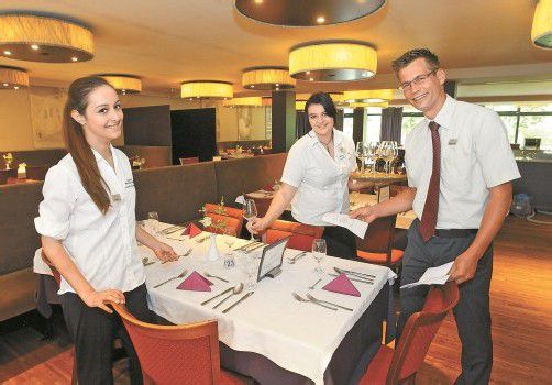 Ausbildungsleiter Roland Winkler mit Kübra und Benita im Restaurant des Hotels „Weisses Kreuz“. Foto: VN/Hofmeister