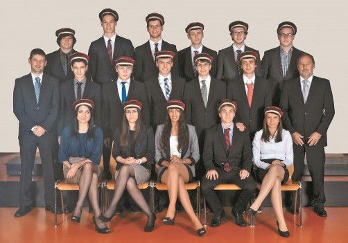 BG Bregenz-Blumenstraße 8d, 1. Reihe v. l. n. r.: Hannah Schwarz, Aslihan Ince, Letitia Schneider, Johannes Höfle**, Amila Mujic; 2. Reihe v. l. n. r.: KV Mag. Klaus König, Bugrahan Altindas, David Hartlmayr*, Arno Riedmann**, Lukas Meusburger**, Carlos Reinelt, Dir. Mag. Klemens Voit; 3. Reihe v. l. n. r.: Raphael Honeder, Kai Kirchmann, Simon Büchele**, Aaron Steinert**, Tarik Crnkc, Jakob Huber