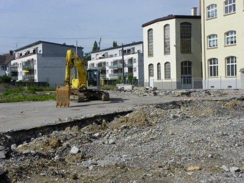 Bagger schaffen Platz für neue Wohnanlage.
