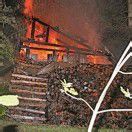 Holzschuppen in Flammen
