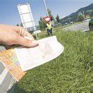 Geldscheine in Dornbirn vom Winde verweht