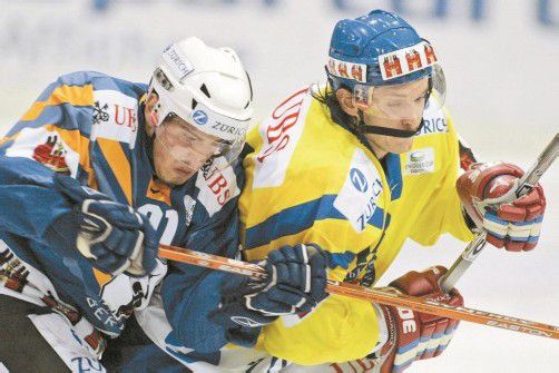 Beim Spengler Cup 2006 in Davos spielte er für die Eisbären Berlin: Luciano Aquino (l.) gegen den Khimik-Russen Vadim Homitskiy. Foto: ap