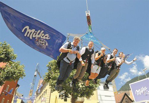 Bürgermeister Mandi Katzenmayer (l.) und Landeshauptmann Markus Wallner (2. von r.) beim Schokofest in Bludenz in luftiger Höhe: Die schwindelfreien Politiker konnten der zarten Versuchung offenbar nicht widerstehen.