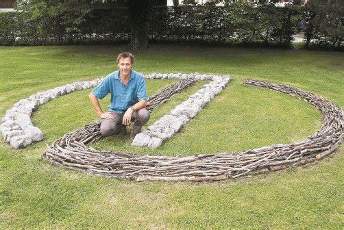 Das Material für die Landschaftsinstallation von Hama Lohrmann wird wieder an den Fundort zurückgebracht. Foto: Hronek