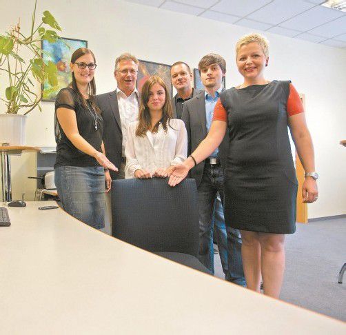 Das Team der Merlin Personalberatung präsentiert den Arbeitsplatz des künftigen Lehrlings. Foto: VN/Hartinger