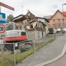 Abbruchmaschinen fressen sich durch Haus