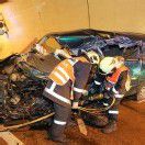 Pkw prallt in einen Lkw – Tiroler stirbt bei Unfall