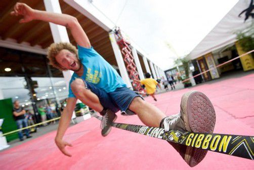 Der US-amerikanische Slackliner Andy Lewis führt am Donnerstag (12.07.2012) in Friedrichshafen (Bodenseekreis) während der Fachmesse Outdoor Kunststücke auf einer sogenannten Slackline des Herstellers Gibbon vor. Kaum eine Trendsportart hat sich in Deutschland so rasant verbreitet wie das Slacklining - hüpfen und balancieren auf gespannten elastischen Bändern. Ganz vorne im Weltmarkt als Hersteller mit dabei ist die Stuttgarter Firma Gibbon. Foto: Tobias Kleinschmidt dpa/lsw (Zu dpa-lsw "Weltmarktführer im Seiltanz: Stuttgarter Firma Gibbon entwickelt Slacklines" vom 13.07.2012) +++(c) dpa - Bildfunk+++