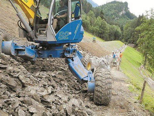 Der neue Steinschlag-Schutzdamm in Feldkirch-Altenstadt ist so gut wie fertig. Foto: SM