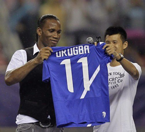 Didier Drogba (l.) mit Klubkollege Yu Tao bei der Vorstellung. Reuters