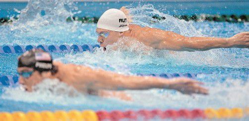 Dinko Jukic (hinten) hatte den amerikanischen Superstar Michael Phelps (vorne) zwar im Blick, mit der Medaillenvergabe hatte der gebürtige Kroate aber nichts zu tun. Foto: Reuters