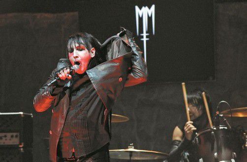 Für die einen der Teufel in Person, jedoch für die meisten eine spektakulär aufbereitete Kunstfigur: Marilyn Manson rockt das Messe-
stadion in Dornbirn. Auf die Bühnenshow darf man gespannt sein. foto: reuters