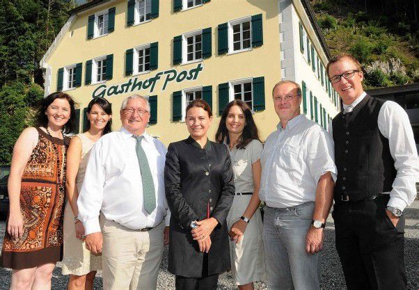 Gastgeber mit Gästen: Iris und Jörg Kleboth (l.) mit Angelika Böhler sowie Martina Pointner, Primar Peter Cerkl und Christian Gantner. Fotos: PRIVAT