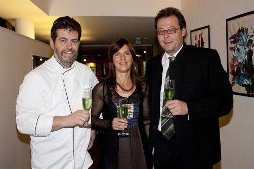 Gastgebertrio in Braz: Küchenchef Herwig Pacher (l.) mit Marianne Tauber und Christoph Lorünser. Fotos: FRANC