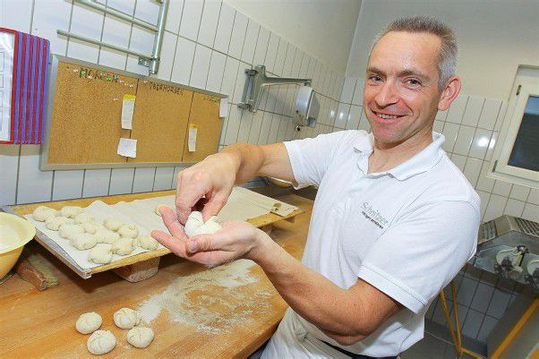 Gerhard Steinberg setzt beim Backen auf traditionelles Handwerk und auf Bio. Fotos: VN/Hofmeister