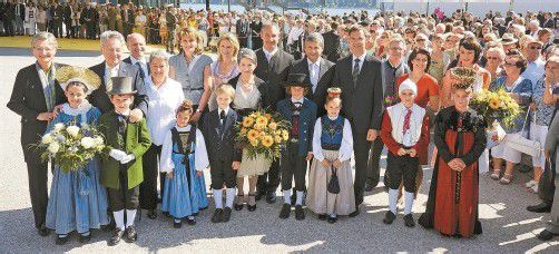Gruppenbild mit Symbolcharakter: Ehrengäste aus Bund und Land mit jungen Trachtenträgern anlässlich der 67. Auflage der Eröffnungsfeierlichkeiten zu den Bregenzer Festspielen am Symphonikerplatz vor dem Festspielhaus.
