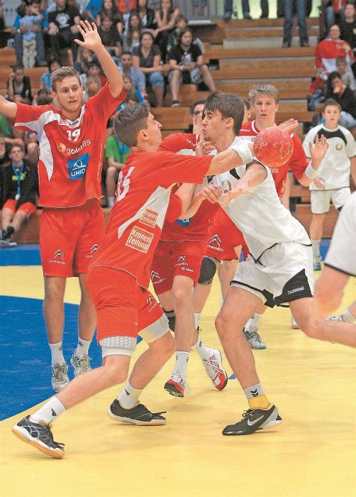 Hard-Kreisläufer Lukas Herburger kam gegen Weißrussland erstmals zum Einsatz und stellte gegen den robusten Gegner seine Qualitäten in der Defensive mehrfach unter Beweis. Foto: hartinger