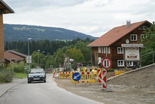 Im Krumbacher Ortszentrum werden Gehsteig und Straße saniert.