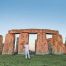 Johnson mit dem olympischen Feuer in Stonehenge