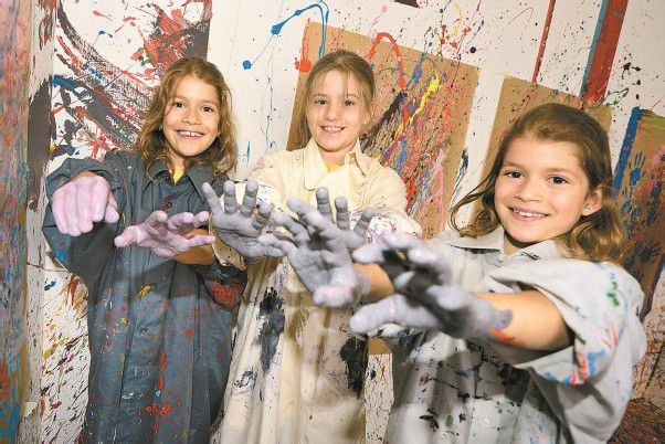 Lara, Julia und Madlen haben sichtlich Spaß im Malworkshop. Foto: Dietmar Stiplovsek