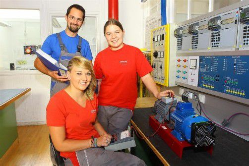 Lehrlingsausbildner Lukas Schnetzer instruiert gerade die Lehrlinge Sarah Fritsche und Marika Rudigier. Foto: Hofmeister