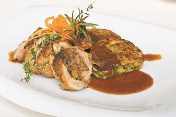 Maishühnchenkeule mit Leberfüllung und Serviettenknödel. FotoS: Philipp Steurer