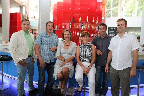 Martin Wilfinger (l.), Stefan Vallazza, Silvia Ibele mit Sabine Treimel sowie Geschäftsfüher Peter Hickersberger und Hanno Reutterer. Foto:Wige