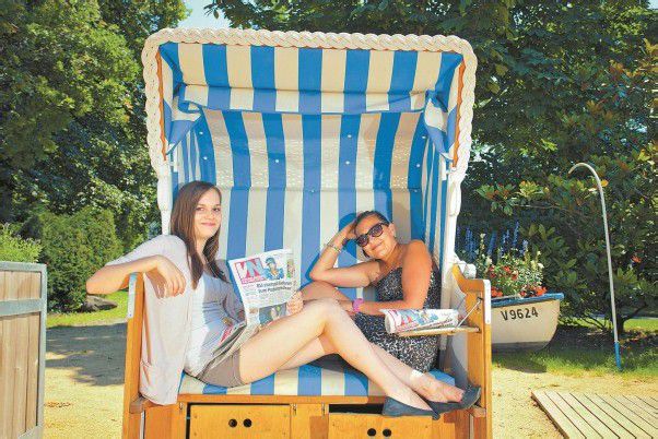 Melanie und Selina aus Bezau zeigen, wie’s geht: Rücken Sie die VN auf Ihrem schönsten Urlaubsfoto in den Mittelpunkt. Hauptpreis ist eine Nikon-J1-Digitalkamera von Hartlauer im Wert von 680 Euro. VN/Hartinger