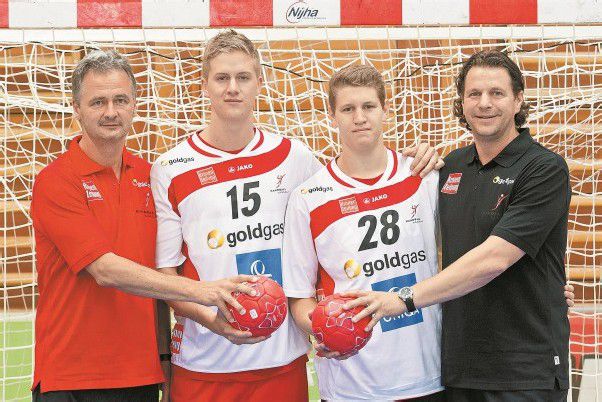 Mit Moritz Marouschek (2. v. l.) und Sebastian Frimmel (2. v. r.) stehen jeweils die Söhne von Teamchef Roland Marouschek (l.) bzw. Kotrainer Roman Frimmel (r.) im EM-Aufgebot. Foto: steurer