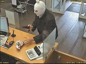 Banküberfall: Bewaffneter Räuber flieht mit Beute
