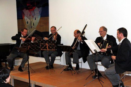 Mit humorvollen, nachdenklichen, pointierten „wienerischen“ Musikstücken werden die Besucher im Rittersaal in der Feldkircher Schattenburg unterhalten. foto: vn-archiv
