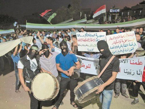 Protest gegen Assad in Damaskus: Nun beginnt die Opposition gegen Annan zu demonstrieren. Er sei ein Assad-Verbündeter. Foto: REUTERS