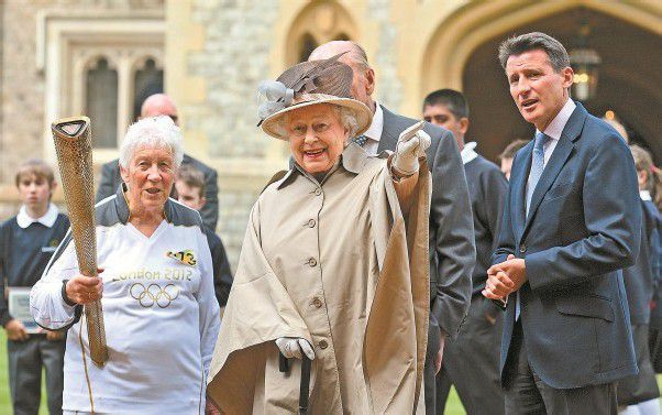 Queen Elizabeth II. und Fackel­läuferin Gina Macgregor. Foto: ap