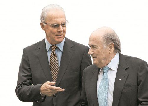 Selbst das Verhältnis zwischen Blatter und Franz Beckenbauer (l.) ist abgekühlt. Foto: ap