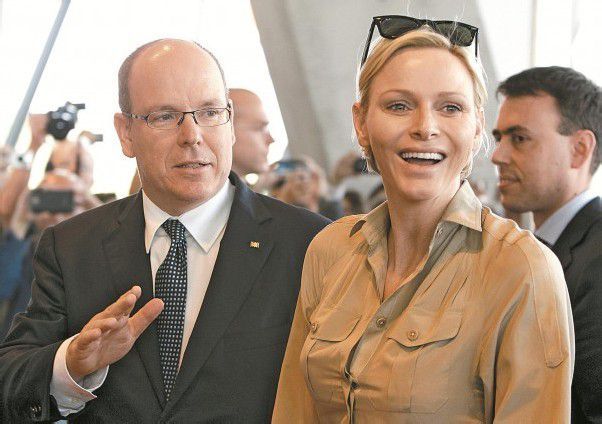 Seltener Anblick: Eine lächelnde Fürstin Charlène. Foto: DAPD