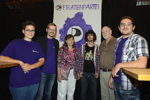 Sie werden die Vorarlberger Piraten nach aussen vertreten (von links): Sabrina Felder, Dominik Greissing, Doris Prähauser (alle Geschäftsführer) sowie Amandus Riedl, Michael Riml und Serdal Stern (alle Vorstand). Foto: stp