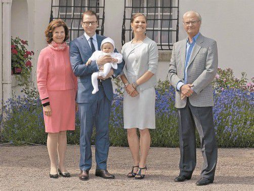 Stolze Eltern: Kronprinzessin Victoria und Ehemann Daniel zeigten zur Geburtstagsfeier ihr kleines Töchterchen Estelle. Foto: EPA