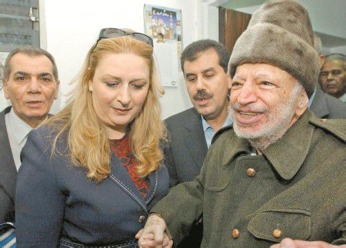 Suha Arafat 2004 mit ihrem Ehemann Jassir. Foto: AP