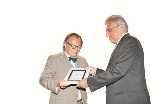VN-Redakteur Thomas Matt nahm in Bangkok den Preis von WAN-IFRA-Präsident Jacob Mathew entgegen.