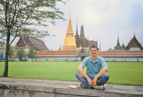 Erkennen Sie ihn? LH Markus Wallner anno 1990 vor dem Königspalast in Bangkok. Foto: Wallner
