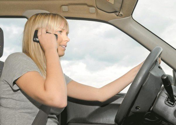 Vor allem Fahrer zwischen 30 und 39 Jahren greifen während der Fahrt zum Telefon. Fotolia