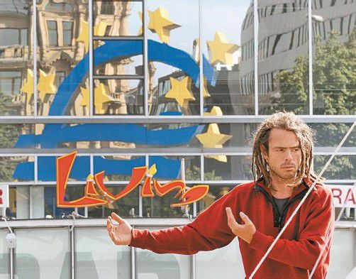 Vor der EZB-Zentrale in Frankfurt: Meditierender Vertreter der „Occupy“-Bewegung, der seit acht Tagen im Hungerstreik ist. Foto: DAPD