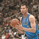 Basketballstar Yi Jianlian trägt Chinas Fahne