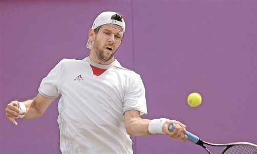 Zu viele Fehler mit der Vorhand – für Jürgen Melzer war in Runde eins des Einzelbewerbs Endstation. Foto: ap