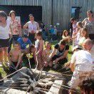 Eltern helfen beim Bau von Spielplatz mit