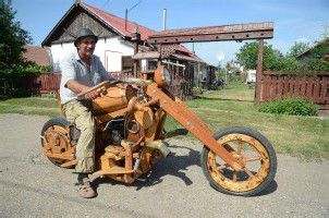 Motorrad aus Holz