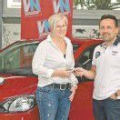Glückliche Gewinnerin eines Skodas