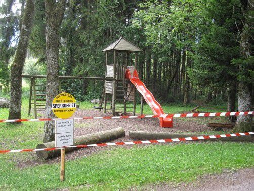 „Betreten verboten“ heißt es auf dem Spielplatz Hofen. Gemeinde