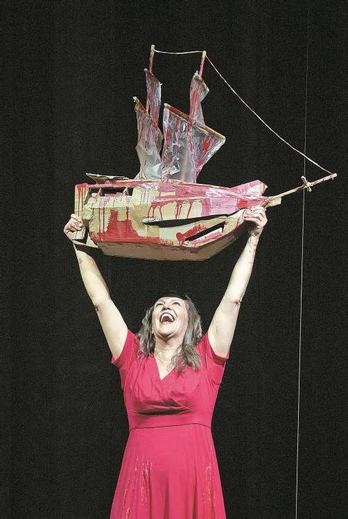 Adrianne Pieczonka (Senta) in Wagners „Der fliegende Holländer“, inszeniert von Jan Philipp Gloger. Foto: dpad